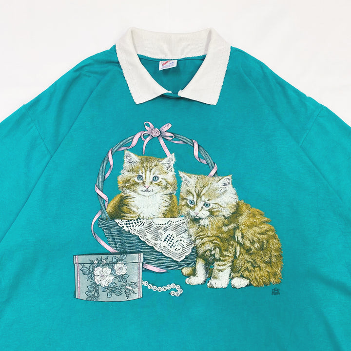 森の小さなお家に住む子猫のTシャツ