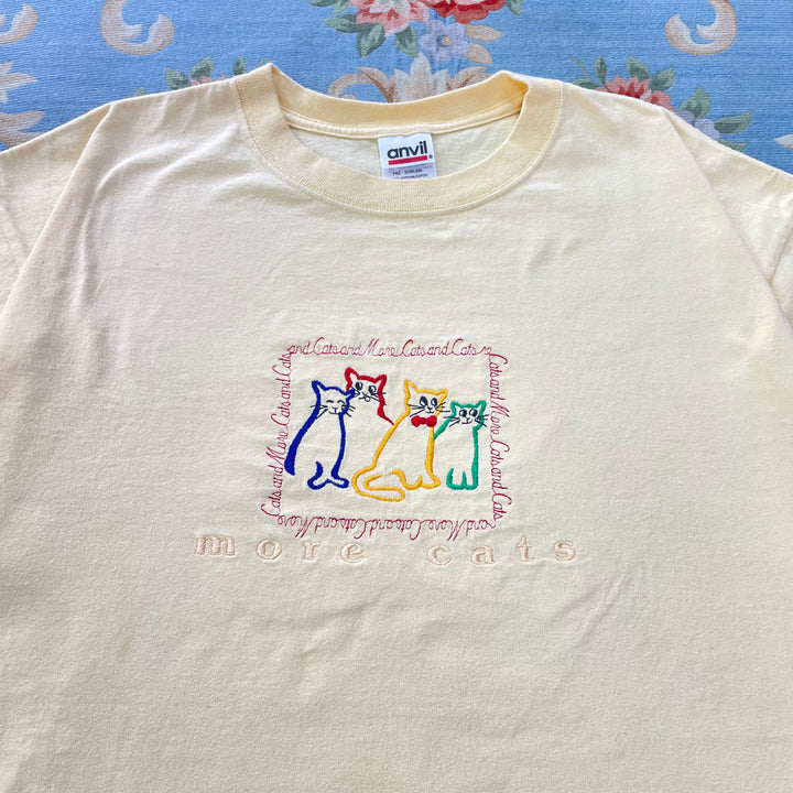 休日にゆったりと猫カフェに行く日のTシャツ