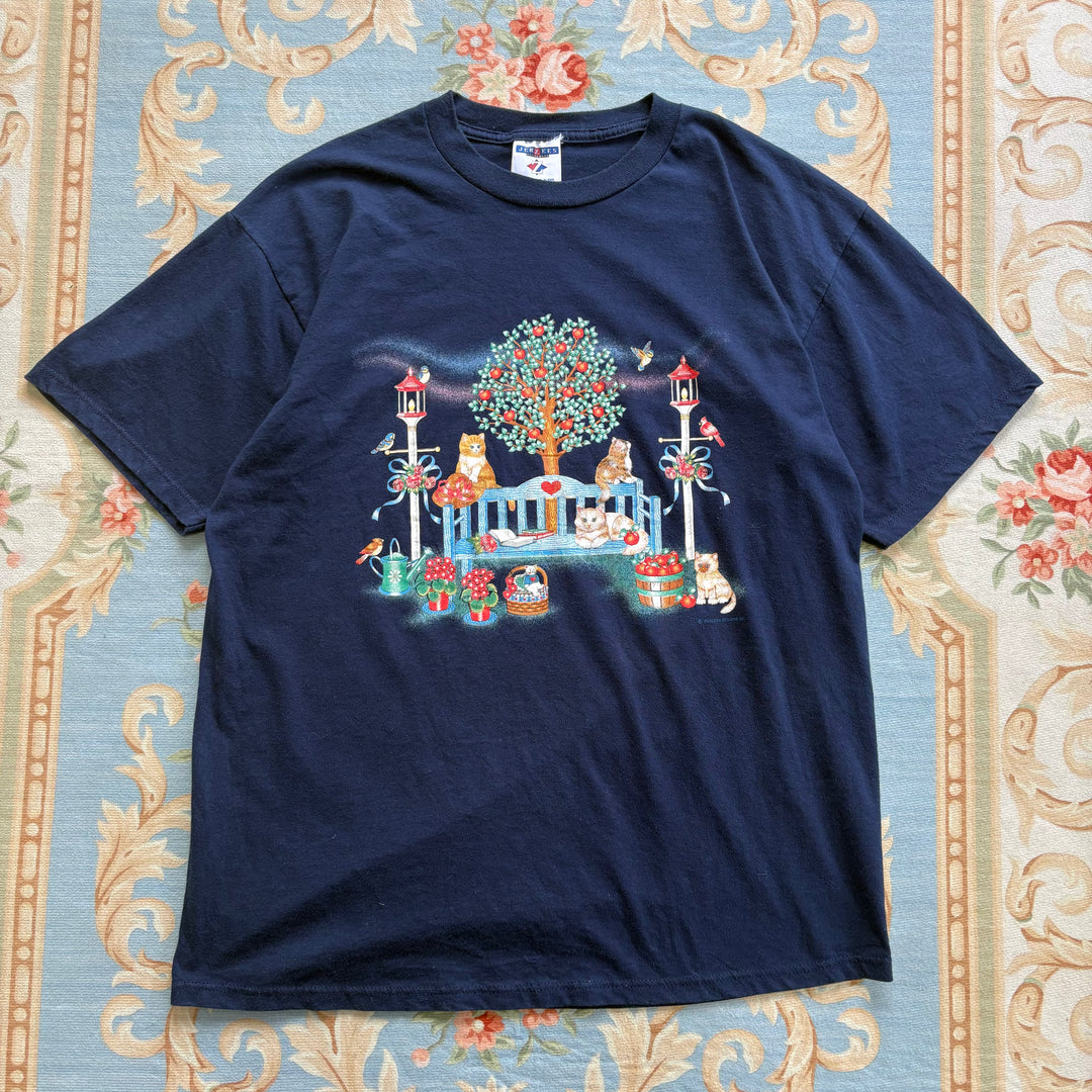 ねこちゃんたちのゆったりお庭時間Tシャツ