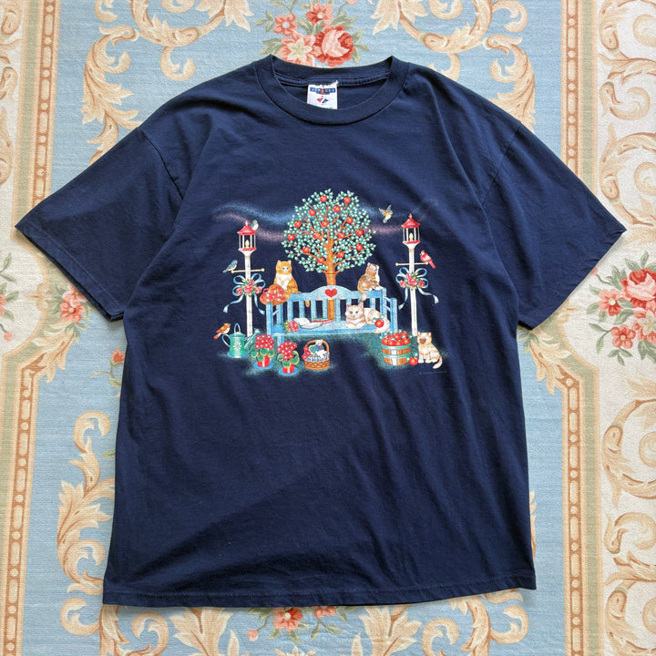 ねこちゃんたちのゆったりお庭時間Tシャツ