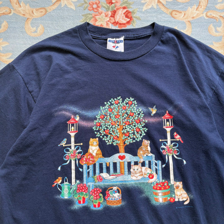 ねこちゃんたちのゆったりお庭時間Tシャツ