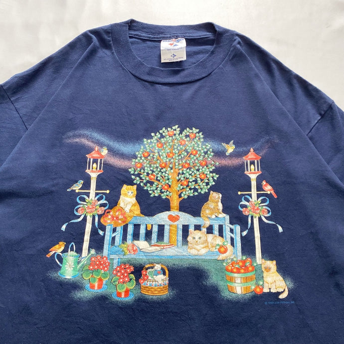ねこと遊ぶのが大好きな女の子のTシャツ