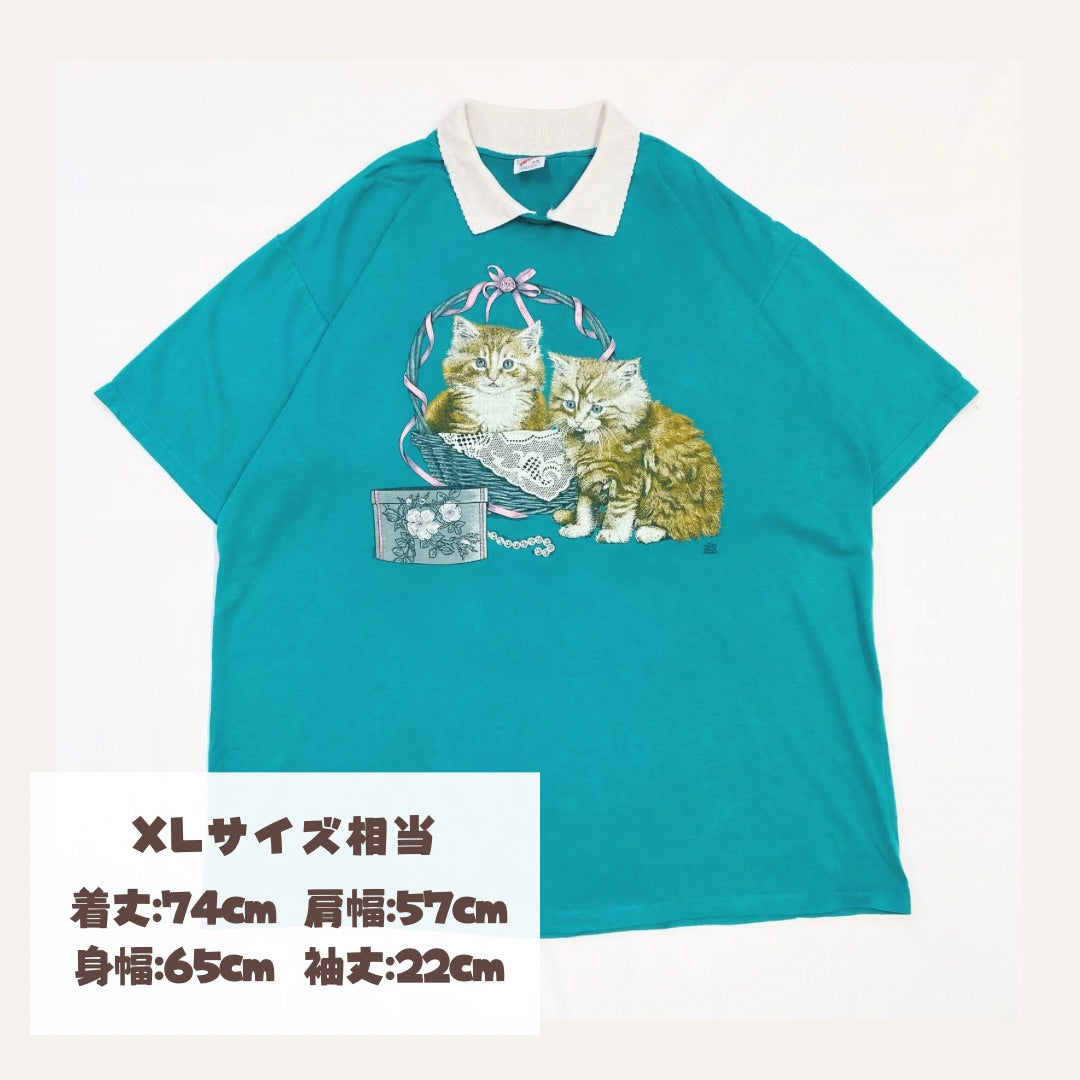 森の小さなお家に住む子猫のTシャツ